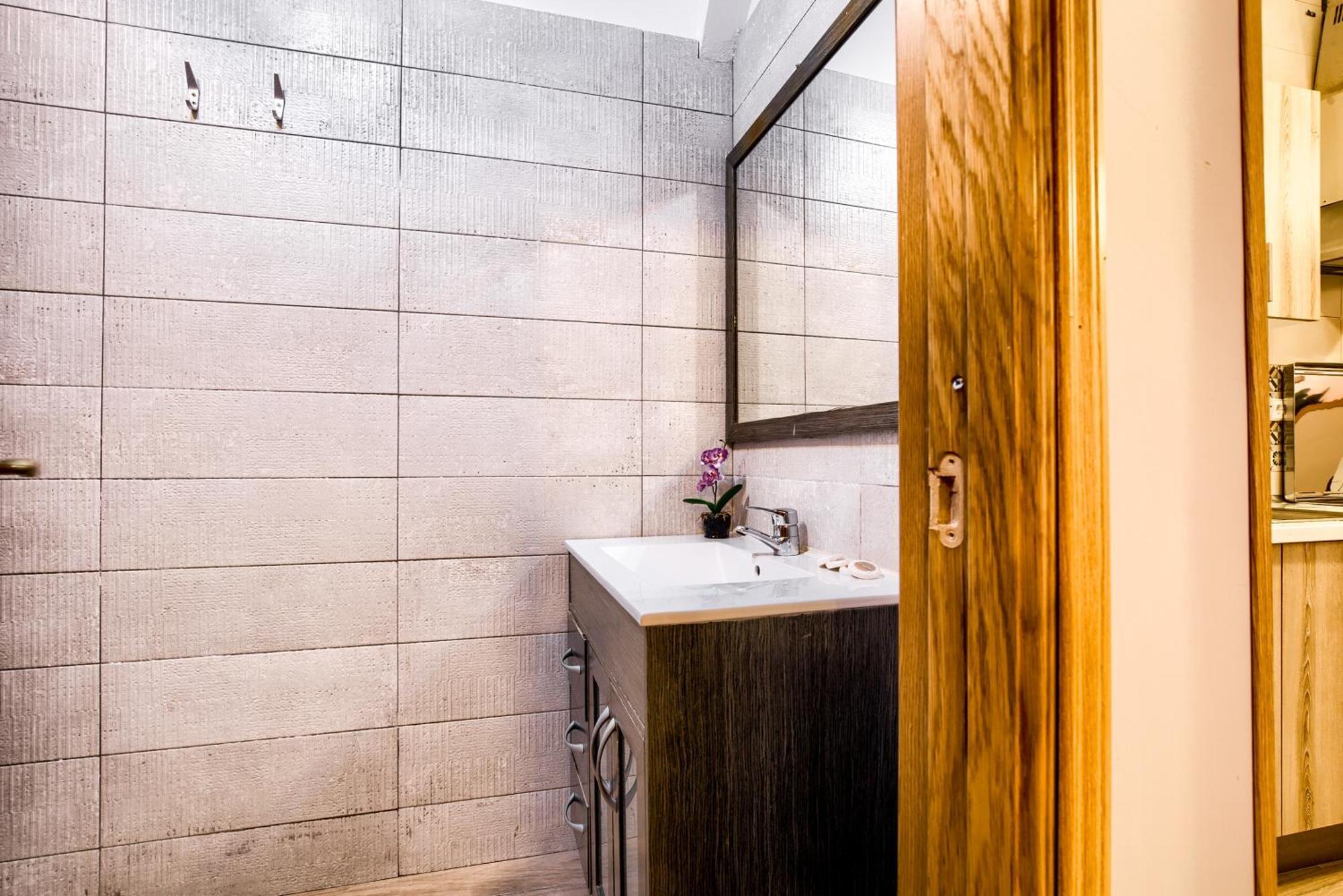 Apartamento Tirso De Molina I - 3 Dormitorios, 2 Banos Madri
